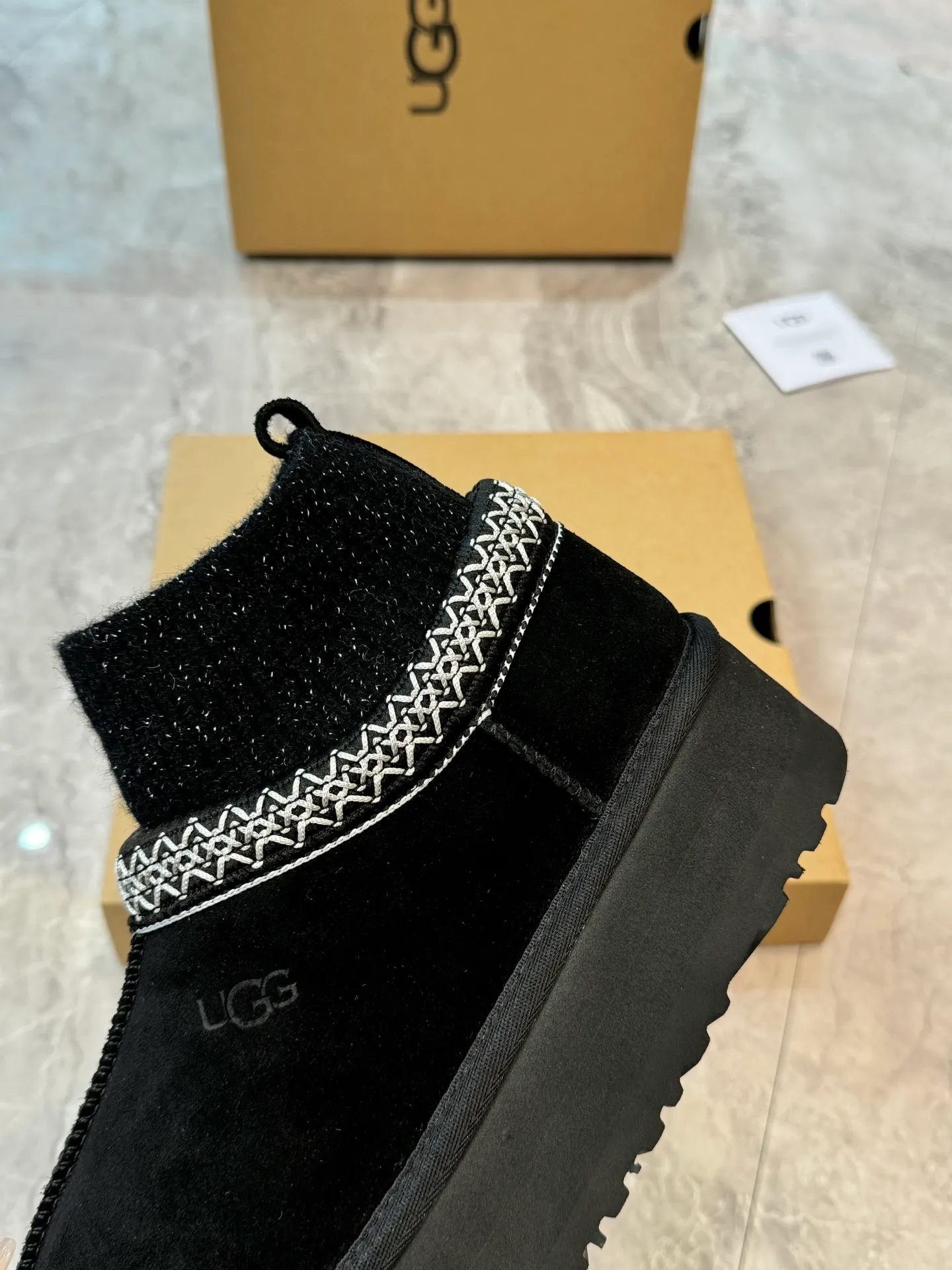 Self-pickup 💰520 New snow boots 1125956 Ethnic style plus sock cover, the sock cover is inserted into the wool. The surface is made of imported silk cow suede, and the inner part is made of Longfeng fur. Foam outsole has light anti-slip characteristics. Four colors, 35-40